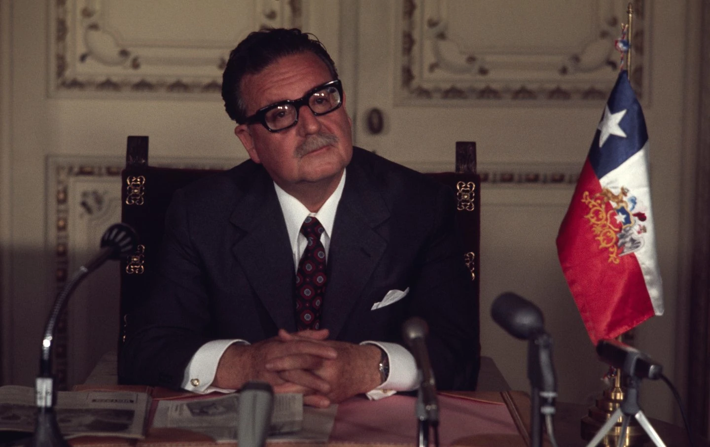 Salvador Allende berpose untuk sebuah potret pada tanggal 10 Juni 1971 di Santiago, Chili. (Santi Visalli / Getty)