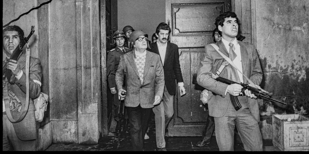 Foto terakhir Presiden Allende diambil sekitar pukul 09:45, di Istana La Moneda, pusat resmi pemerintahan Chili, Santiago, Chili, 11 September 1973. Foto oleh Leopoldo Victor Vargas (milik Contact Press Images)