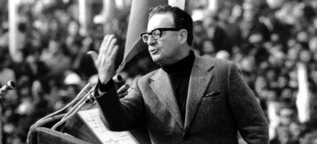 “Salvador Allende dalam pidato” (Gambar: Wikimedia Commons)