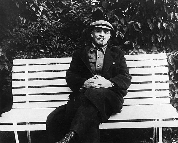 lenin-sits-bench-14266928