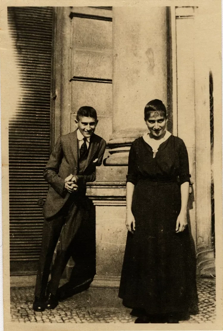 franz-kafka-with-his-sister-ottla-before-oppelt-house-in-prague