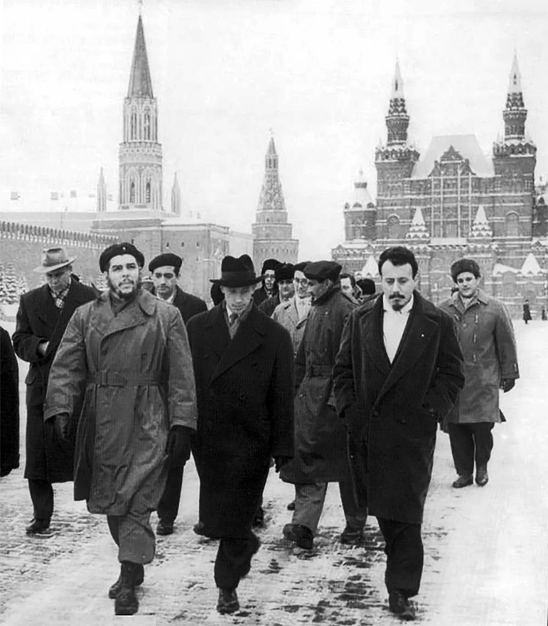 walking-through-red-square-in-moscow-november-1964.-wikipedia