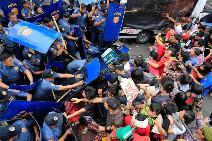 Berbagai aktivis dan kelompok masyarakat adat bentrok dengan polisi anti huru-hara selama demonstrasi anti-AS. protes di depan Kedutaan Besar AS di Metro Manila, Filipina, 19 Oktober 2016. © 2016 Reuters