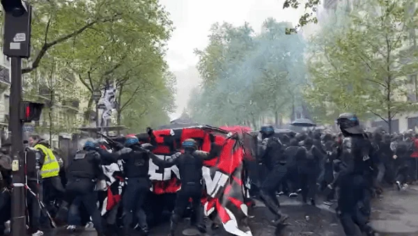 Polisi mencoba membubarkan demonstrasi di Paris, 1 Mei 2023. | Foto: Twitter/ @Mrgunsngear