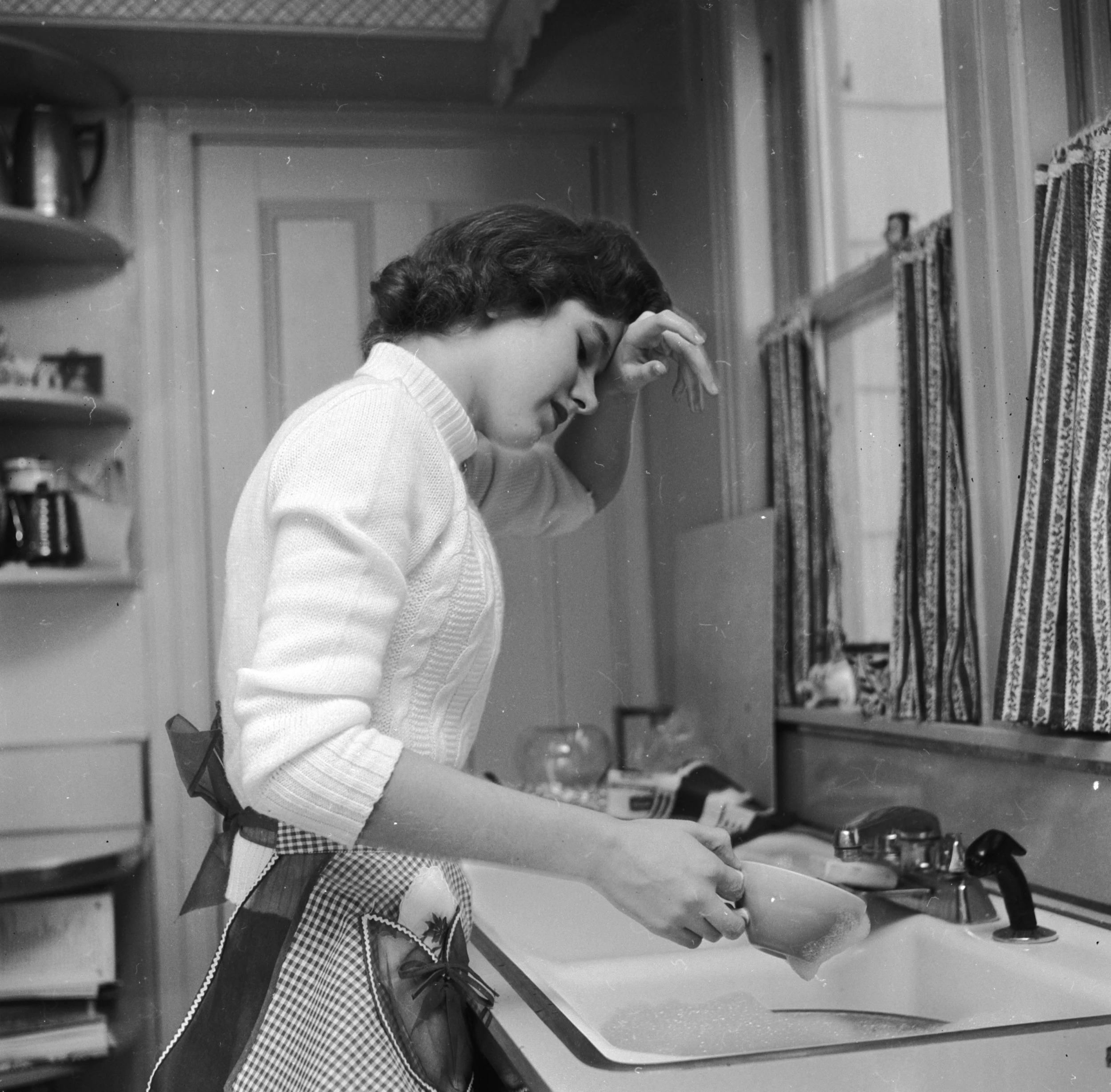 woman-doing-dishes-1950