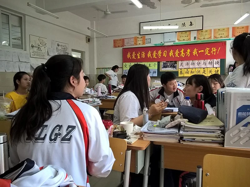 800px-The_students_in_the_classroom_during_a_break_in_Tieling_High_School By Kychn