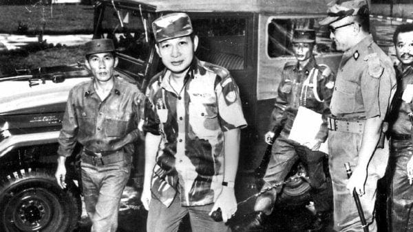 Soeharto menggunakan rantai komando militer yang sudah ada untuk membawa militer ke kekuasaan. Soeharto menggunakan rantai komando militer yang sudah ada untuk membawa militer ke kekuasaan.