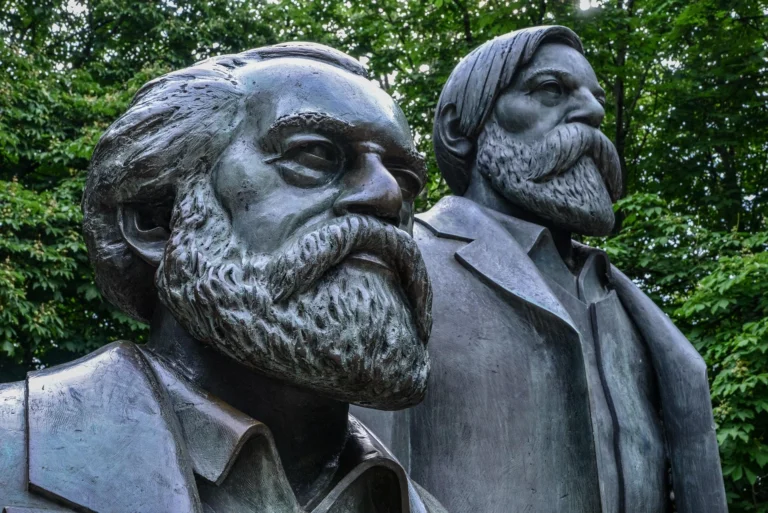 Patung Marx dan Engels