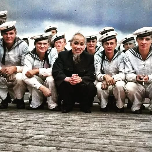 Ho Chi Minh bersama para pelaut Jerman Timur di Pelabuhan Stralsund (1957)