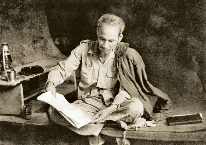 Presiden Ho Chi Minh sedang membaca koran di zona perang Viet Bac, 1951-48-1750319050-4-hcm-4