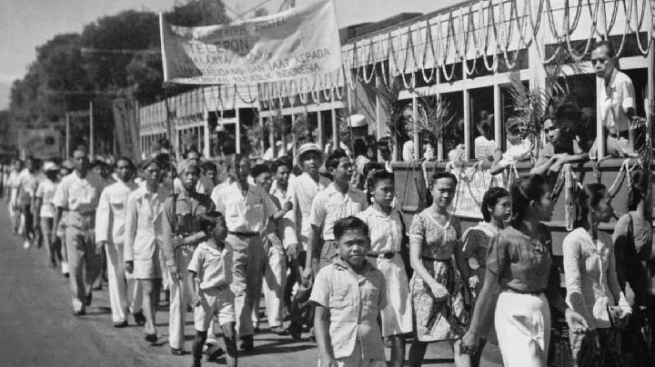 Suasana publik peringatan Hari Buruh di Jakarta. 1 Mei 1947. IPPHOS Jakarta-Antara Archives-1471387_720